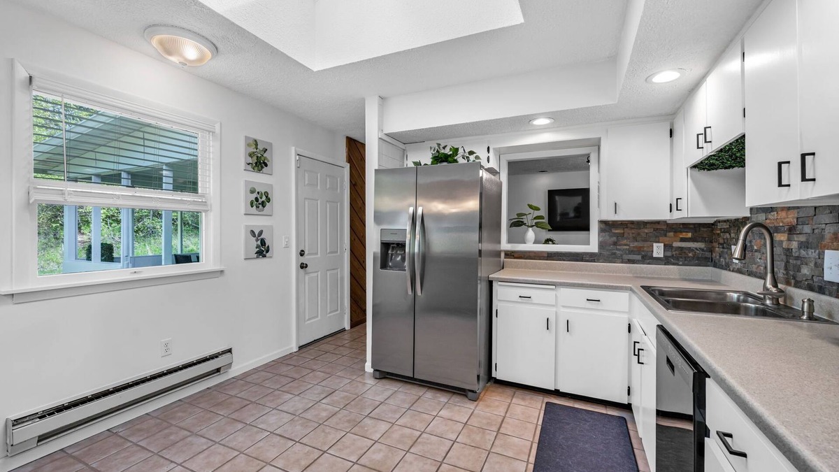 Amherst House | Amherst Oasis: Ideal Location Near Oberlin College & Cedar Point! 3 Beds 2 Bath