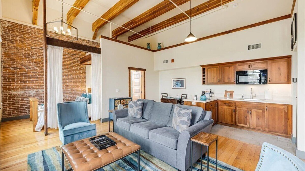 Amity Apartment | Amity Flats: Jory Flat ~ A Historic Suite in the Heart of Amity