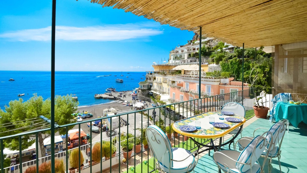 Positano City Centre Ski Chalet | AMORE RENTALS - Casa Raffi with Sea View on Positano Beach