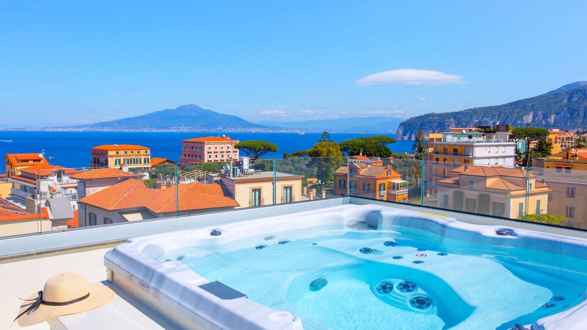 Sorrento City Centre Ski Chalet | AMORE RENTALS - The Square, Luxury Penthouse with Sea View and Jacuzzi in Piazza Tasso