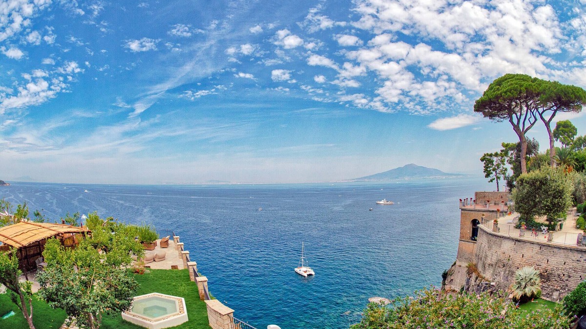 Sorrento City Centre Villa | AMORE RENTALS -Villa Galidia with Jacuzzi, Sea View, Garden and Air Conditioning