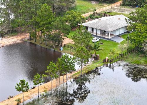 Jaguaruna House | Ampla casa de sítio com lagoa.