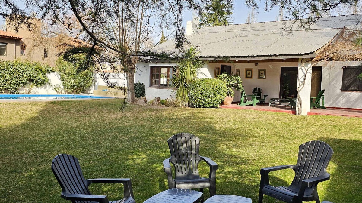 Chacras de Coria House | Amplia y cálida rodeada de verde con seguridad
