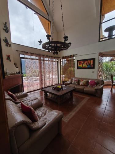 Calima Villa | Amplio Chalet en el Lago Calima