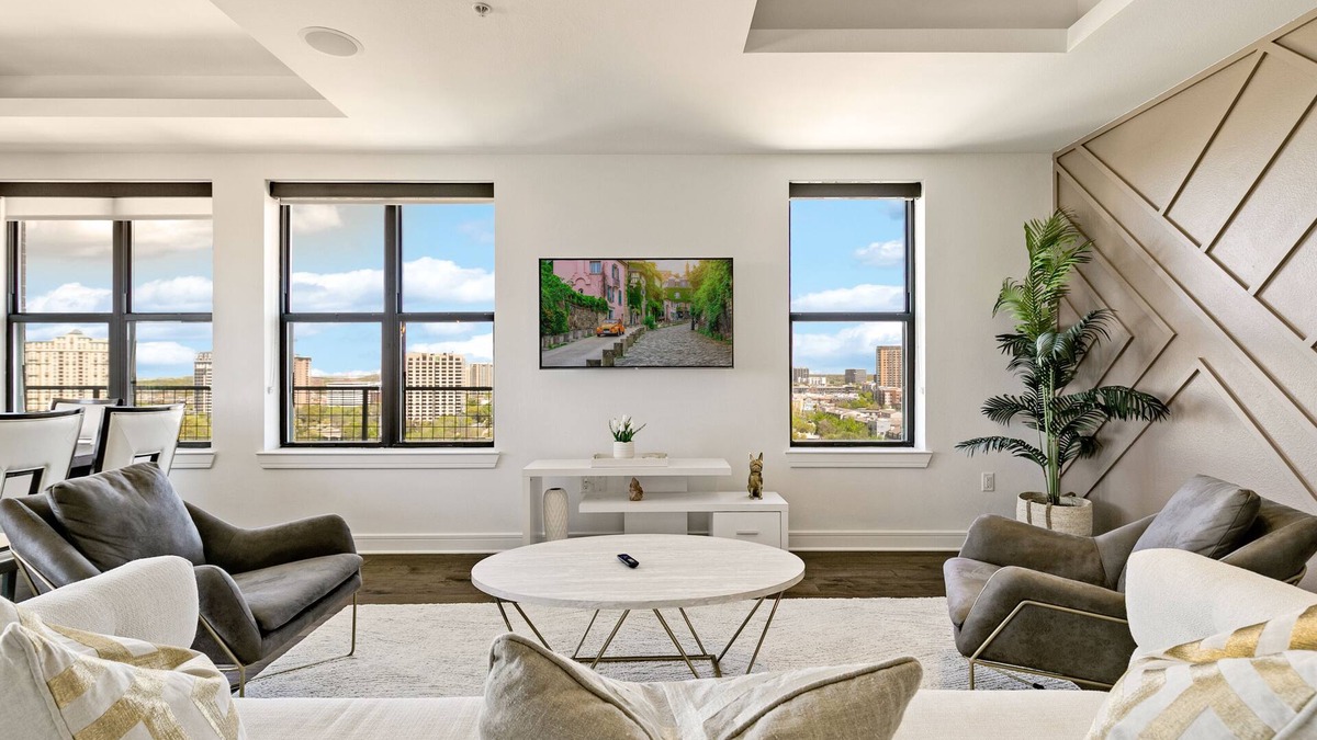 Uptown Apartment | Amyfinehouse Luxury 3BR Penthouse in Uptown Dallas Pool+Private Terrace+Skyline
