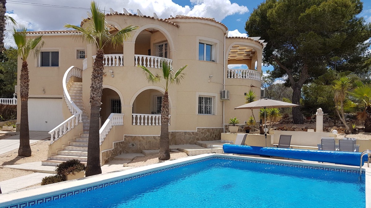 San Miguel de Salinas Villa | An amazing Villa in Alicante. See our fantastic reductions and discounts.