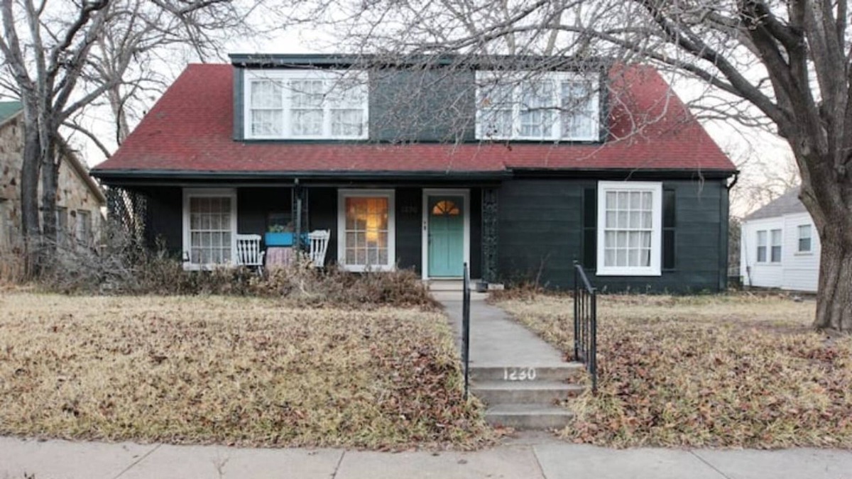 Denton House | An artist’s home near downtown square & colleges