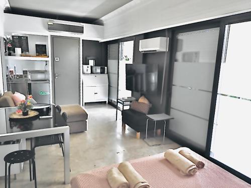 Nea Ionia Apartment | An En-suite with a Queen bed and a kitchenette
