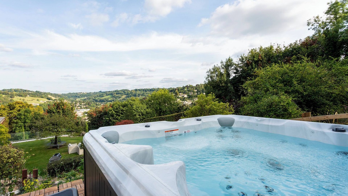 Rodborough House | An extraordinary residence boasting 5 bedrooms, located in the charming village of Brimscombe