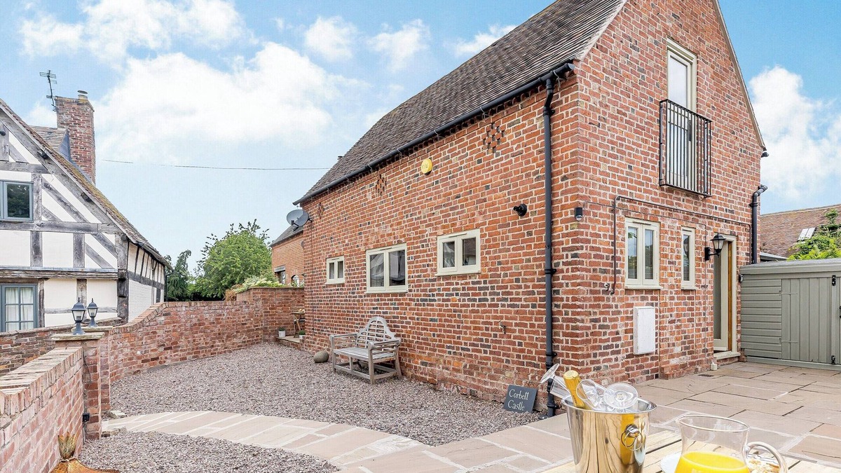 Pontesbury Cottage | An idyllic converted barn in the village of Arscott, Pontesbury.