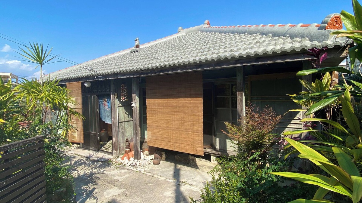 Yakena House | An inn where you can experience a traditional Okinawan wooden minka. Enjoy the comfort and healing space! (The owner will welcome guests at the parking lot upon check-in.