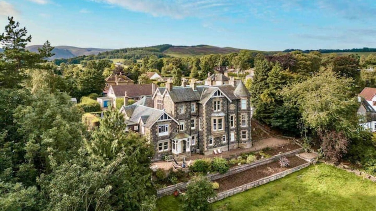 Peebles Apartment | An outstanding luxury retreat set high on a hill in the town of Peebles.