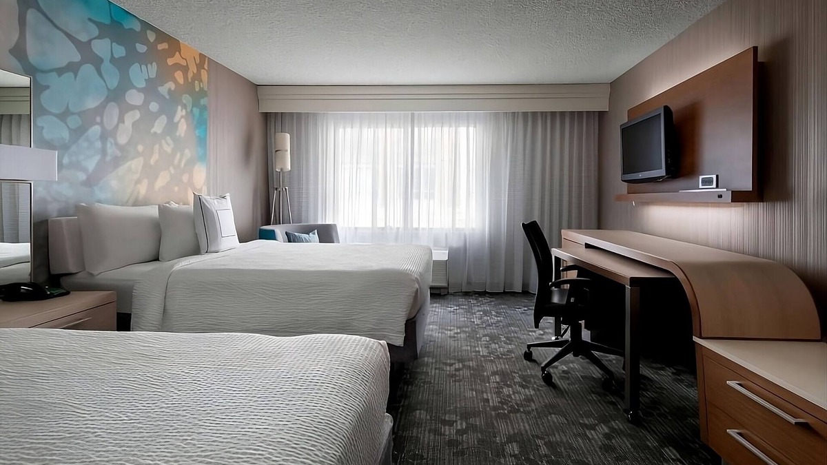 Tempe Hotel | An Undeniable Jewel in Tempe AZ! Pets are Welcome, Outdoor Swimming Pool!