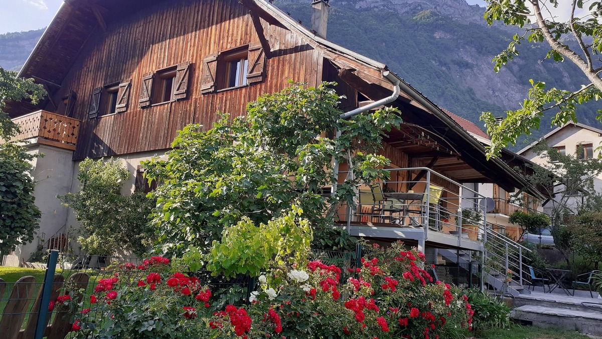 Ugine House | Ancienne Ferme Rénovée, à Proximité du Lac D'annecy et au Pied des Montagnes
