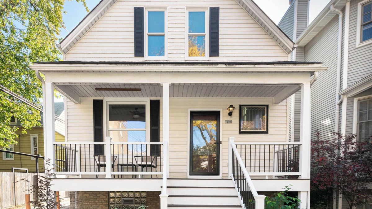 Andersonville House | Andersonville Charming 3 Bedroom/2 Bath House with Family Room plus Yard & Patio