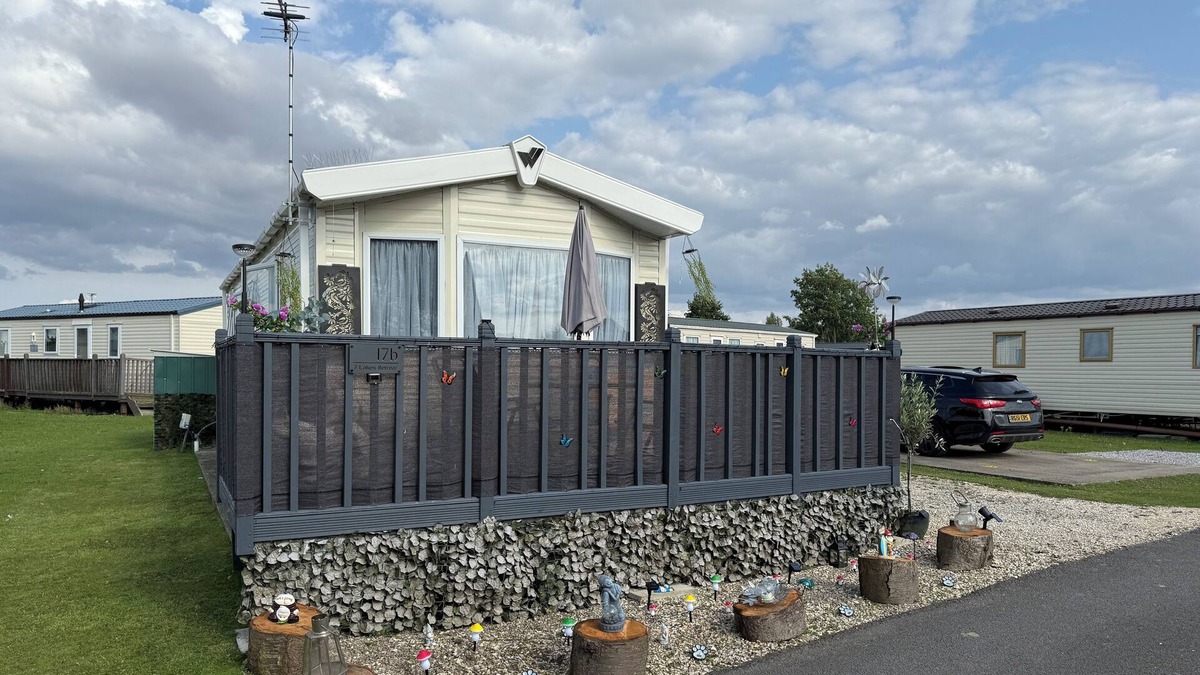 Crowle House | Andrea’s 7 Lakes Retreat static rentalnn7 Lakes Country Park Crowle Lincolnshire