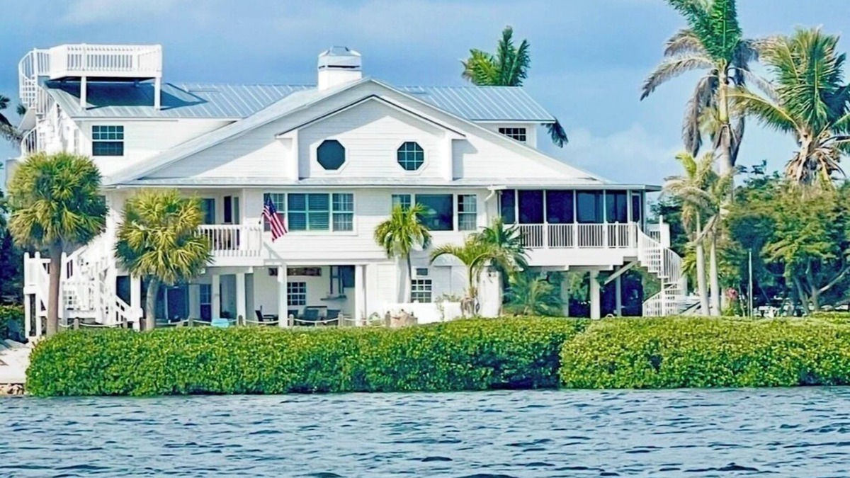 Bokeelia House | Angler's Luxury Waterfront in Bokeelia - Infinity Pool, Dock and Outdoor Bar