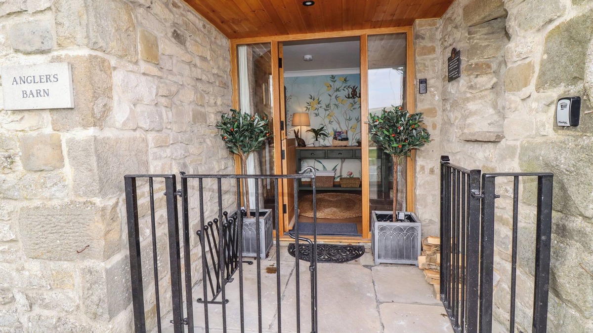Kilnsey Cottage | ANGLERS BARN, pet friendly, with open fire in Grassington