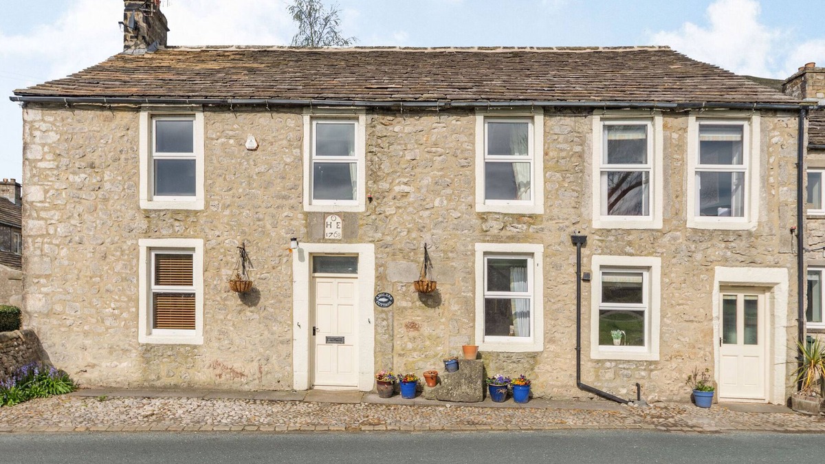 Kilnsey House | ANGLERS COTTAGE, pet friendly, with open fire in Threshfield
