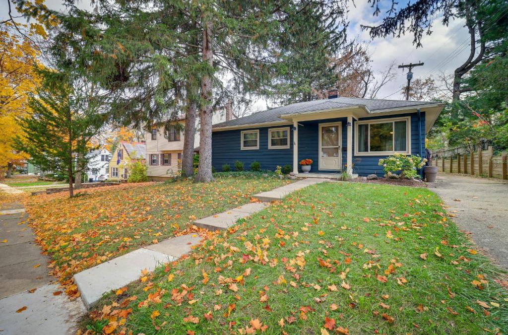 Ann Arbor House | Ann Arbor Home with Deck, 2 Mi to Michigan Stadium!