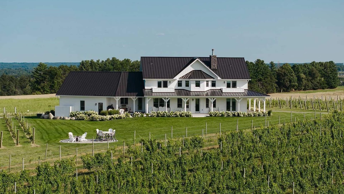 Williamsburg House | Ann Riley Farmhouse - Vineyard by Traverse City