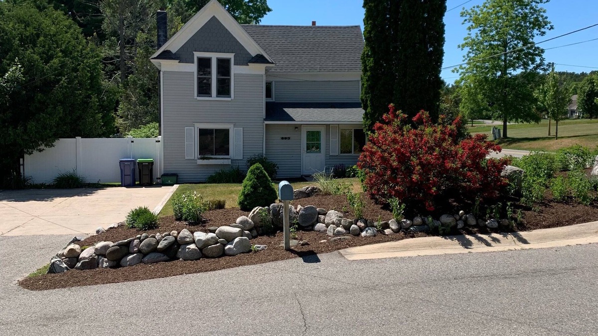 Harbor Springs Cottage | Ann Street Cottage. 10 minute walk to downtown and beaches