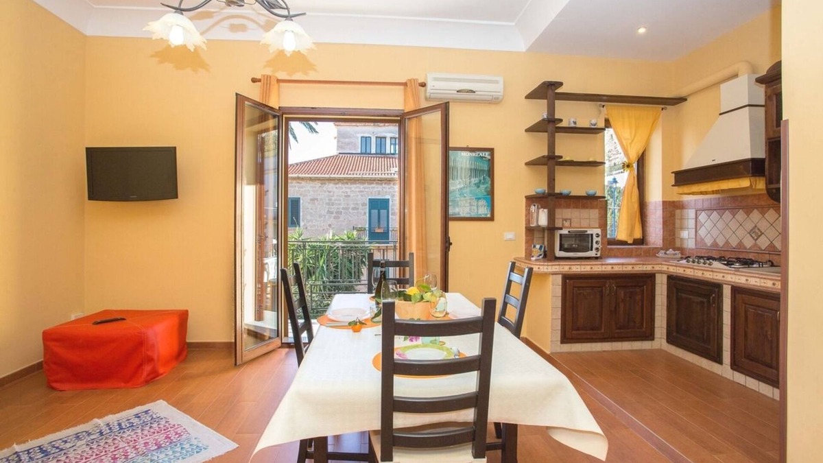 Mondello Apartment | Anna apartment a few steps from the square and the beach of Mondello