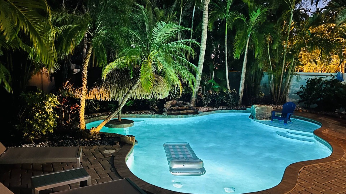 Holmes Beach Villa | Anna Maria Island! All New Remodeled Private Heated Pool + Walk to the Beach! 🌞