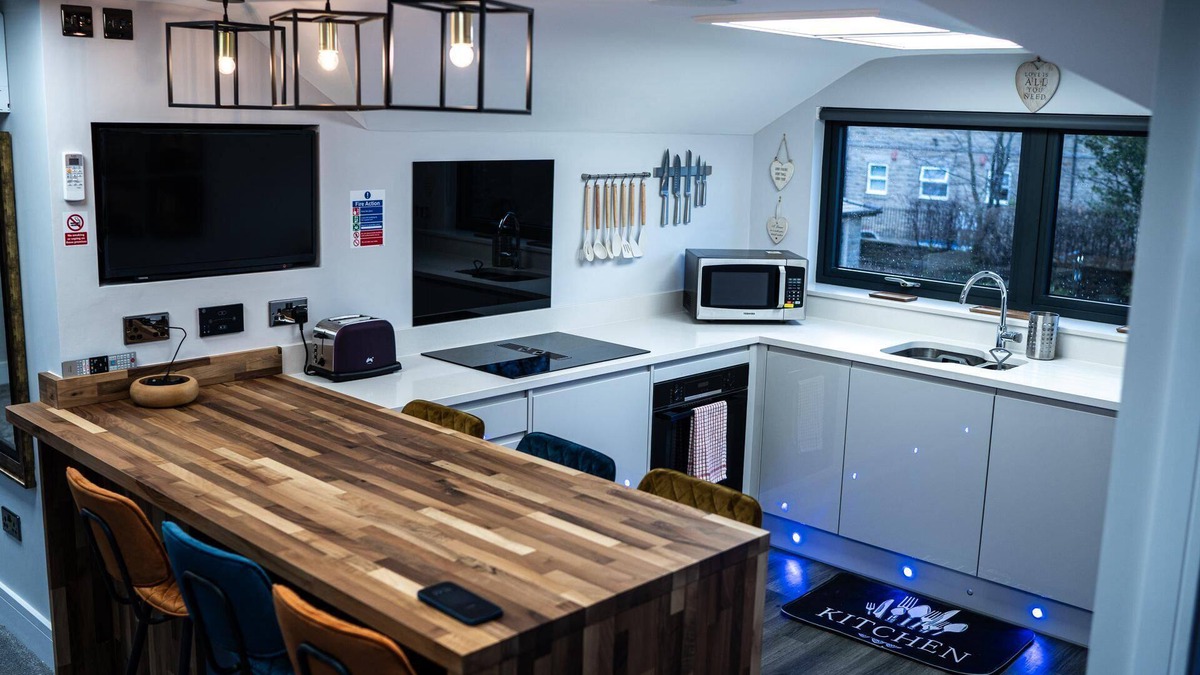 Ossett Apartment | Annex, 2 Bed, Sleeps 4, Parking