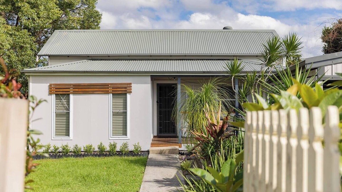 Charlestown House | Annies Cottage Relaxed Stay in Lake Macquarie