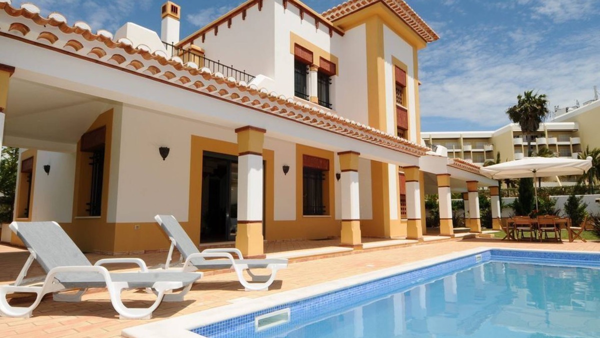 Gale Villa | Annual Let,3Bedroom,Beach,PrivatePool,CentralHeating,Garden,SolarWater