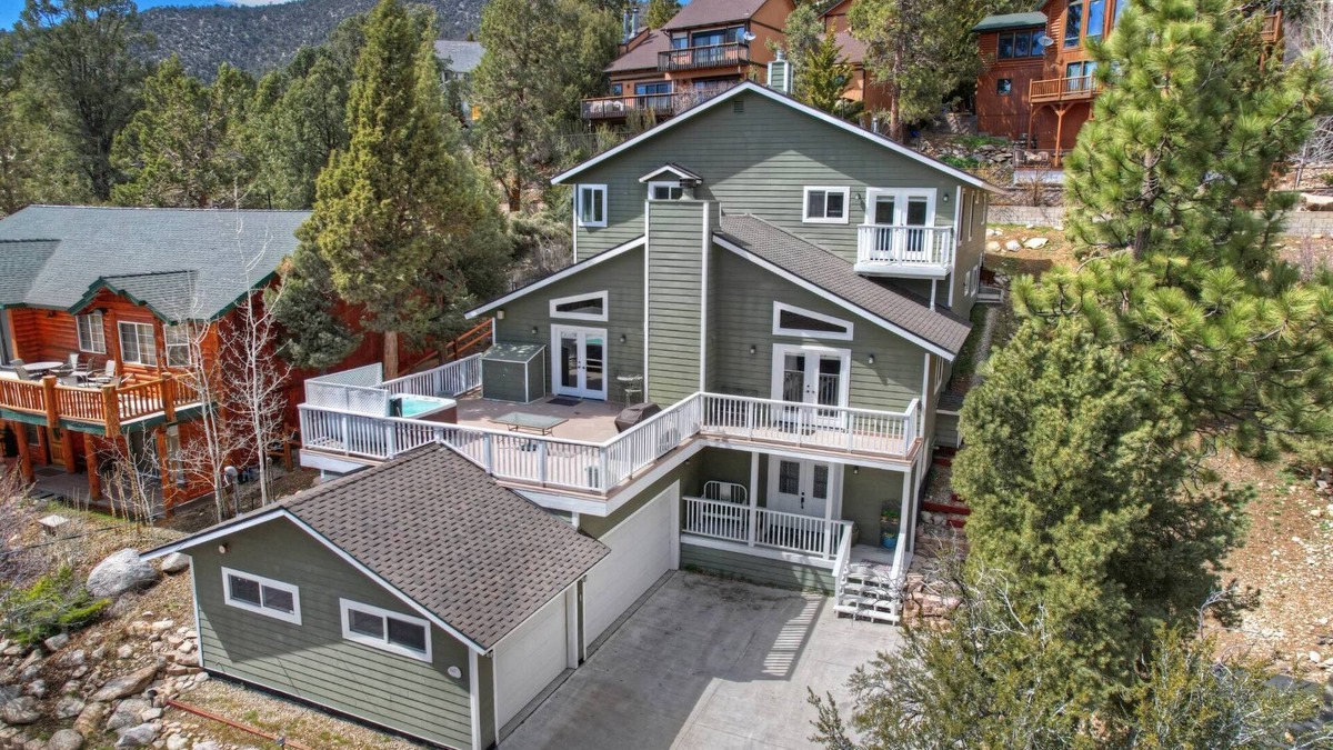 Whispering Forest Cabin | Antelope Mountain Retreat by Destination Big Bear: Open Concept! HOT TUB! Rock Fireplace! Pool Table + Foosball!