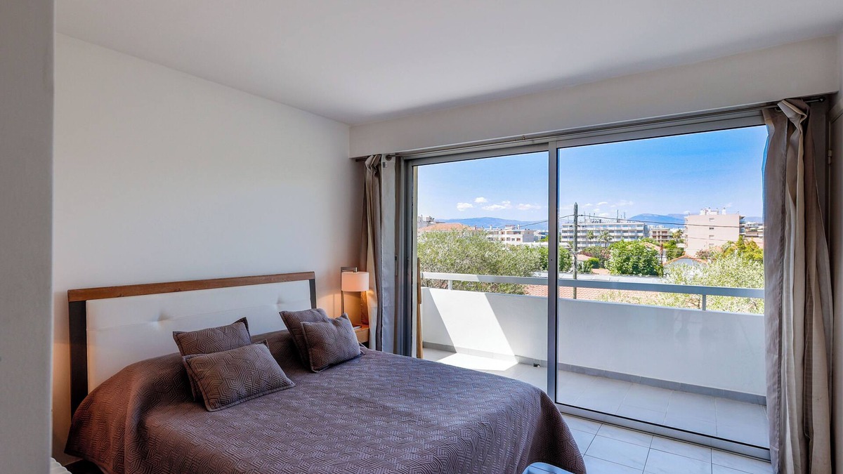 Cap-d'Antibes Apartment | Antibes: Superb air-conditioned T2 200m from the beaches Room with Terrace, closed park