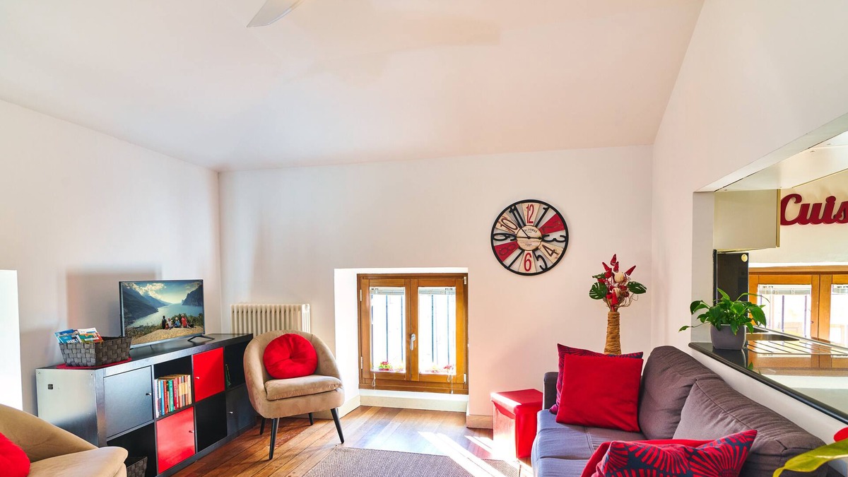 Riva del Garda Apartment | Antico Pozzo Apartment- historical centre- free wi-fi and car park