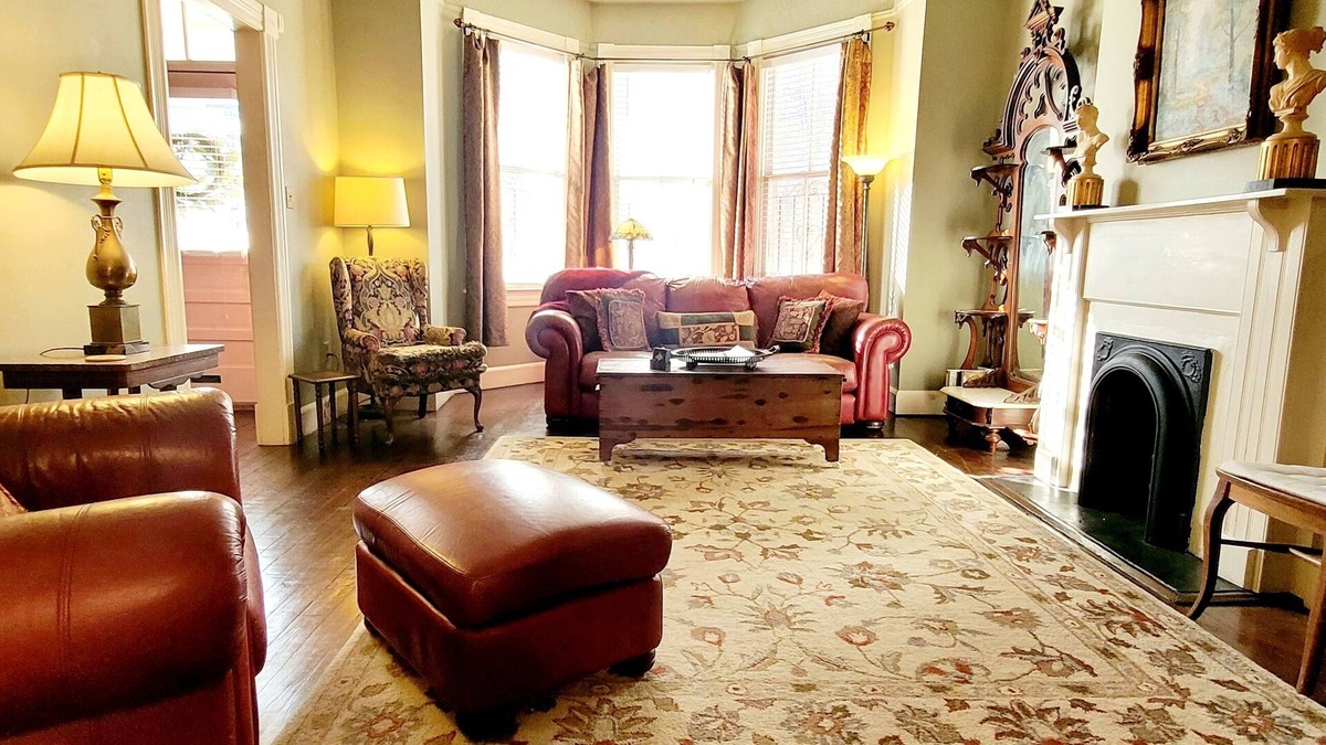Historic Downtown Savannah House | Antique Gem! Amazing Antiques, Historic District Locale, + Coveted Free Parking