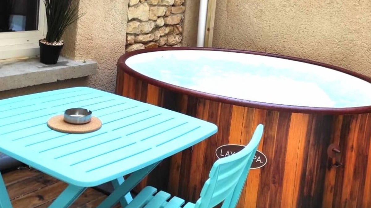 Orange Apartment | Antique SPA" apartment: Jacuzzi under patio