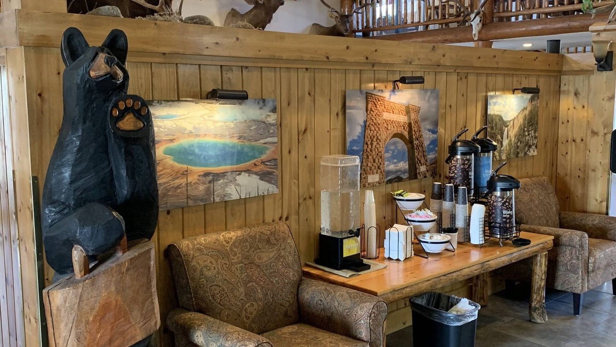 Gardiner Hotel | Antler Lodge - Gardiner MT