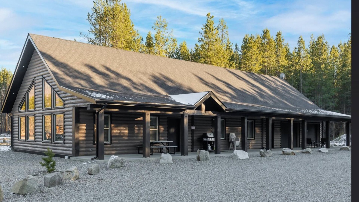 Valemount House | Antler Ridge Cabin Rental - Pet Friendly!