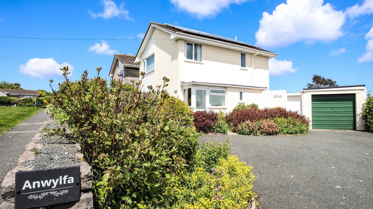 Moelfre House | ANWYLFA, pet friendly, country holiday cottage in Moelfre