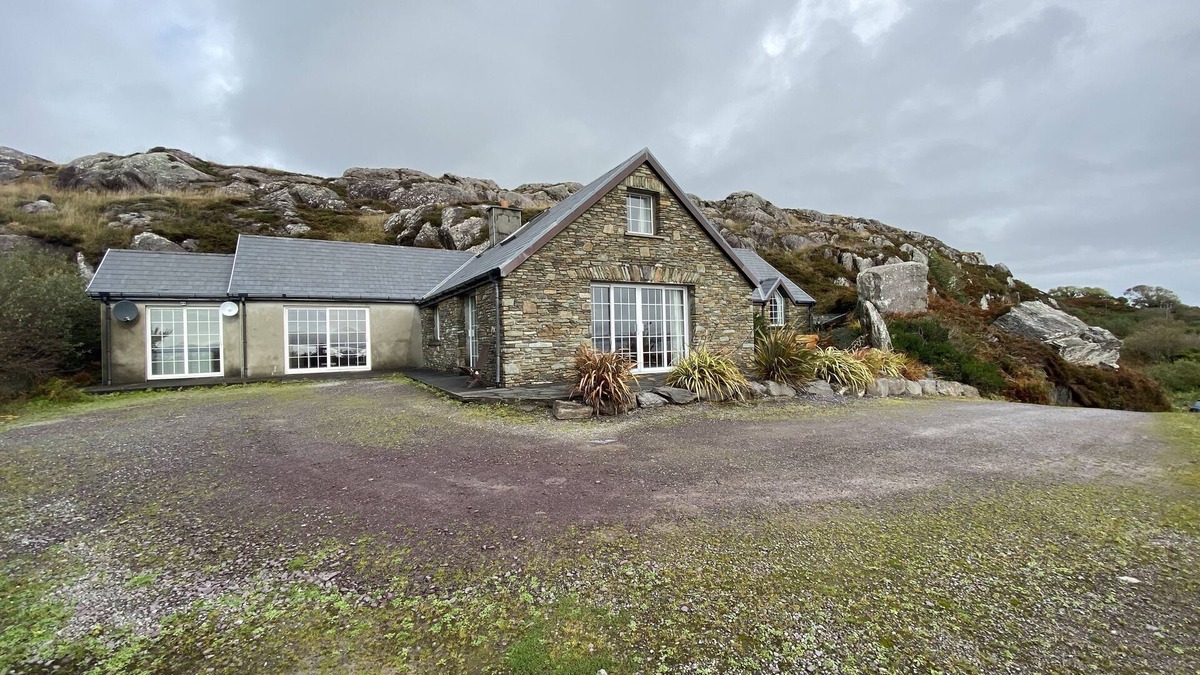 Caherdaniel House | Aotearoa-Family home-Spectacular location-hot tub-games room