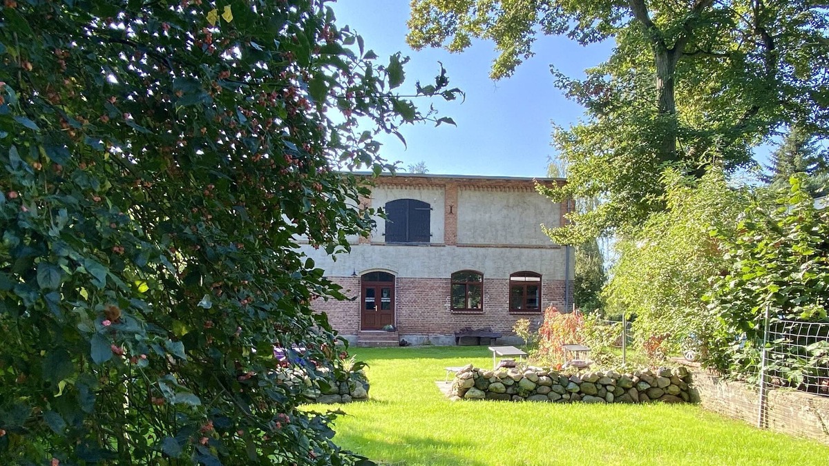 Guelzow Apartment | Apartment "Bird's Nest" with a large garden - peace and nature near the Baltic Sea