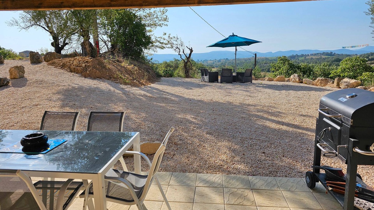 Saint-Sauveur-de-Cruzieres Apartment | Apartment 'Gîte 3 - Lavande' with Lake View, Shared Pool and Wi-Fi