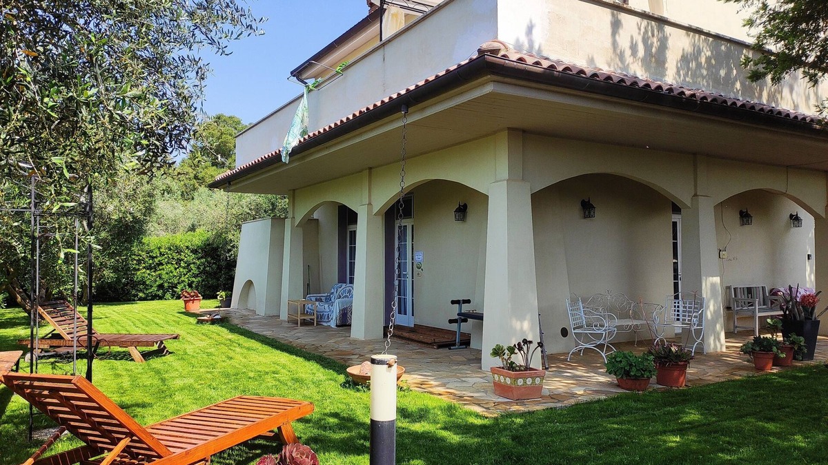 Pian di Rocca Villa | Apartment in private villa with 4000 m2 appartemt Conchiglia