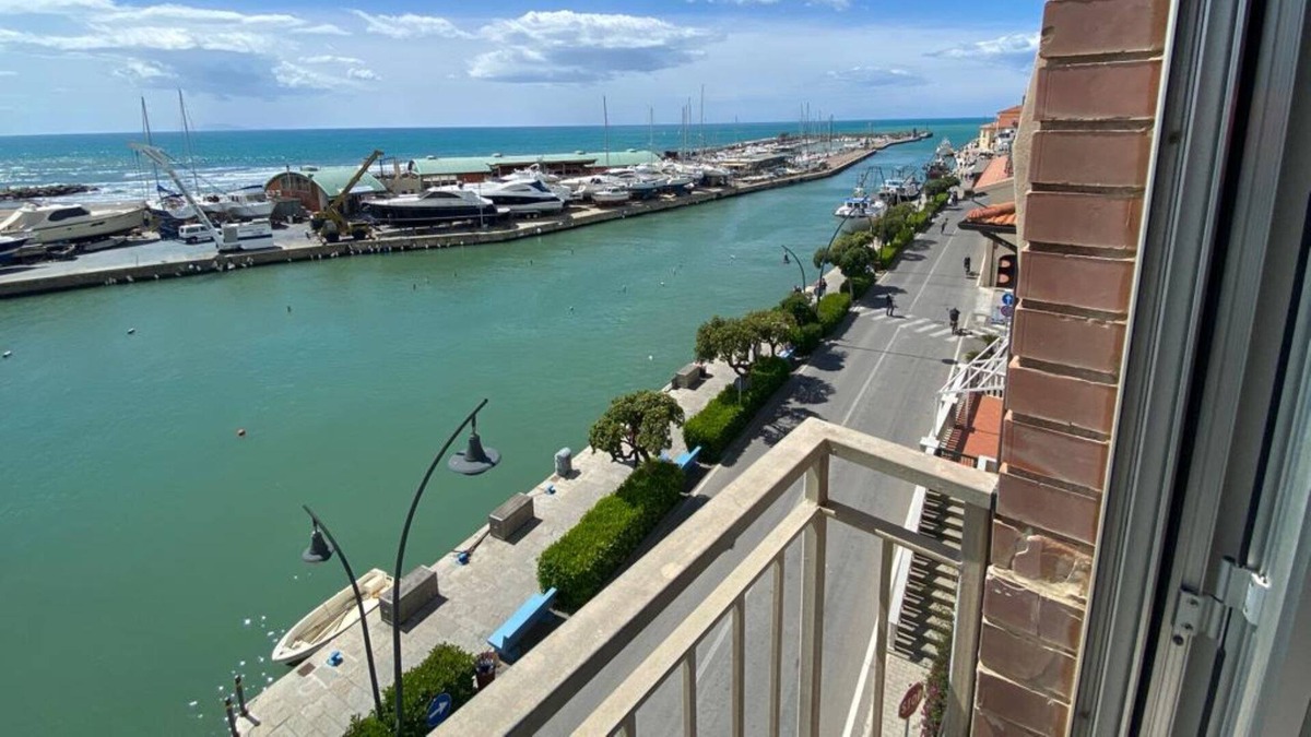 Castiglione della Pescaia Apartment | apartment with canal port view