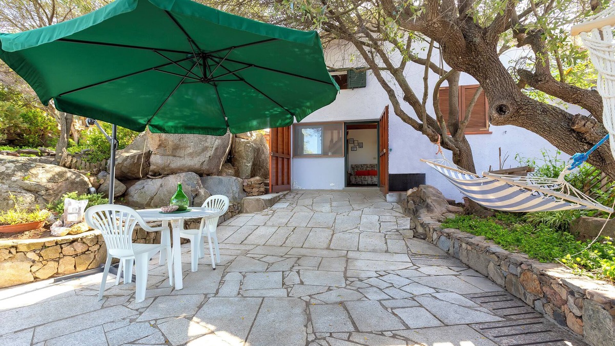 Paduledda Apartment | Apartment 'Monolocale' with Sea View, Private Garden and Air Conditioning