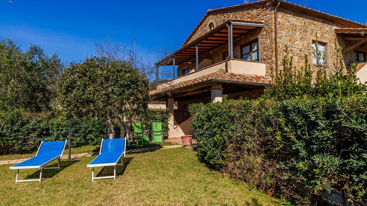 Le Rocchette Apartment | Apartment 'Villa Rosanna' with Private Terrace, Private Garden and Air Conditioning