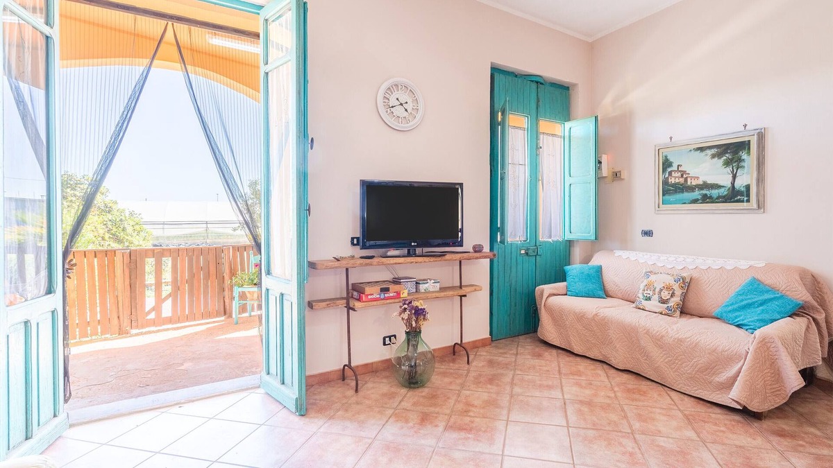 Portopalo di Capo Passero Apartment | Apartment "Sara Home" with Sea View, Private Terrace & Wi-Fi