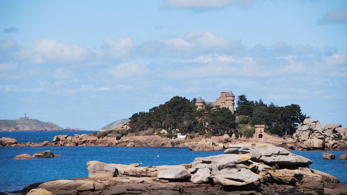 Tregastel Apartment | Apart. SEA VIEW 53m² on the beach, WIFI, 2-4 pers in TREGASTEL