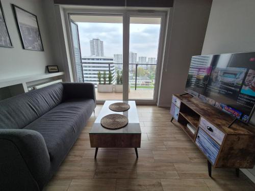 Katowice Apartment | APARTAMENT WŚRÓD 1000cy ŚWIATEŁ - z parkingiem w hali garażowej- duży balkon z leżakami - piekny widok nocą na panoramę Tysiaclecia