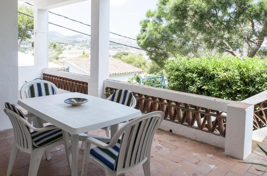 Llanca Apartment | Apartamento con terraza, parking y jardín, a 300m de la playa - ES-228-40